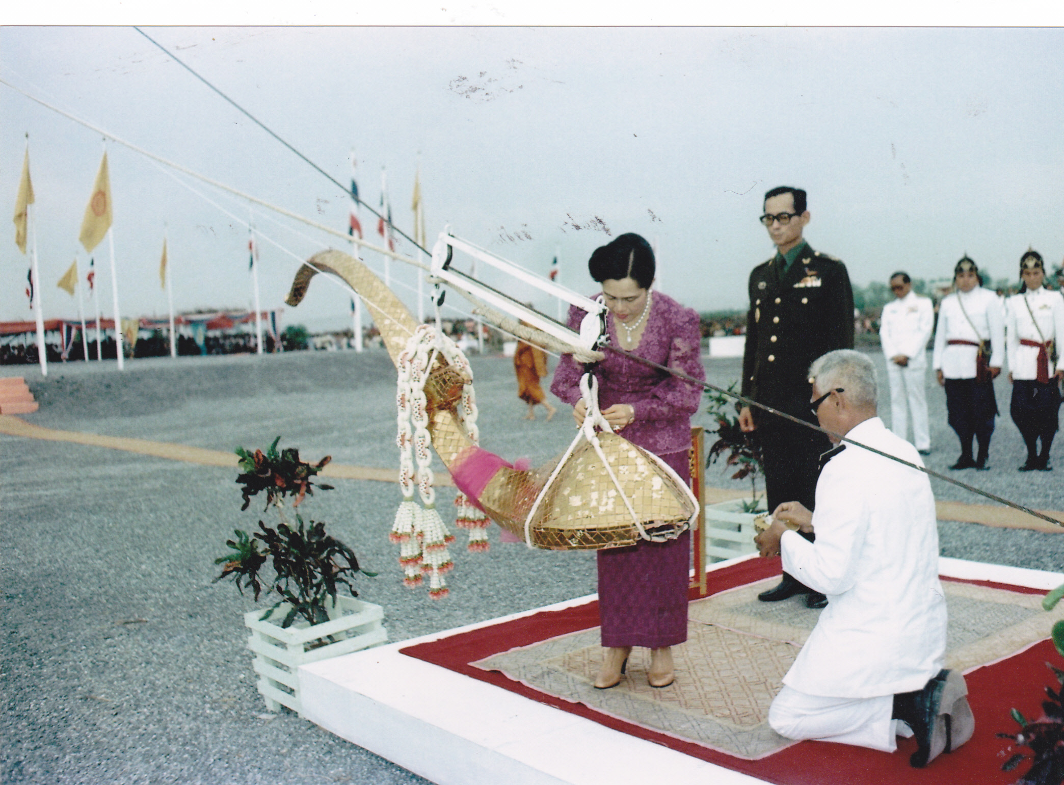 สมเด็จพระนางเจ้าสิริกิติ์ พระบรมราชินีนาถ พระบรมราชชนนีพันปีหลวง เสด็จพระราชดำเนิน ประกอบพิธียกช่อฟ้าอุโบสถวัดหนองหมูใต้ หมู่ที่ 2 ตำบลหนองหมู  อำเภอวิหารแดง  จังหวัดสระบุรี 