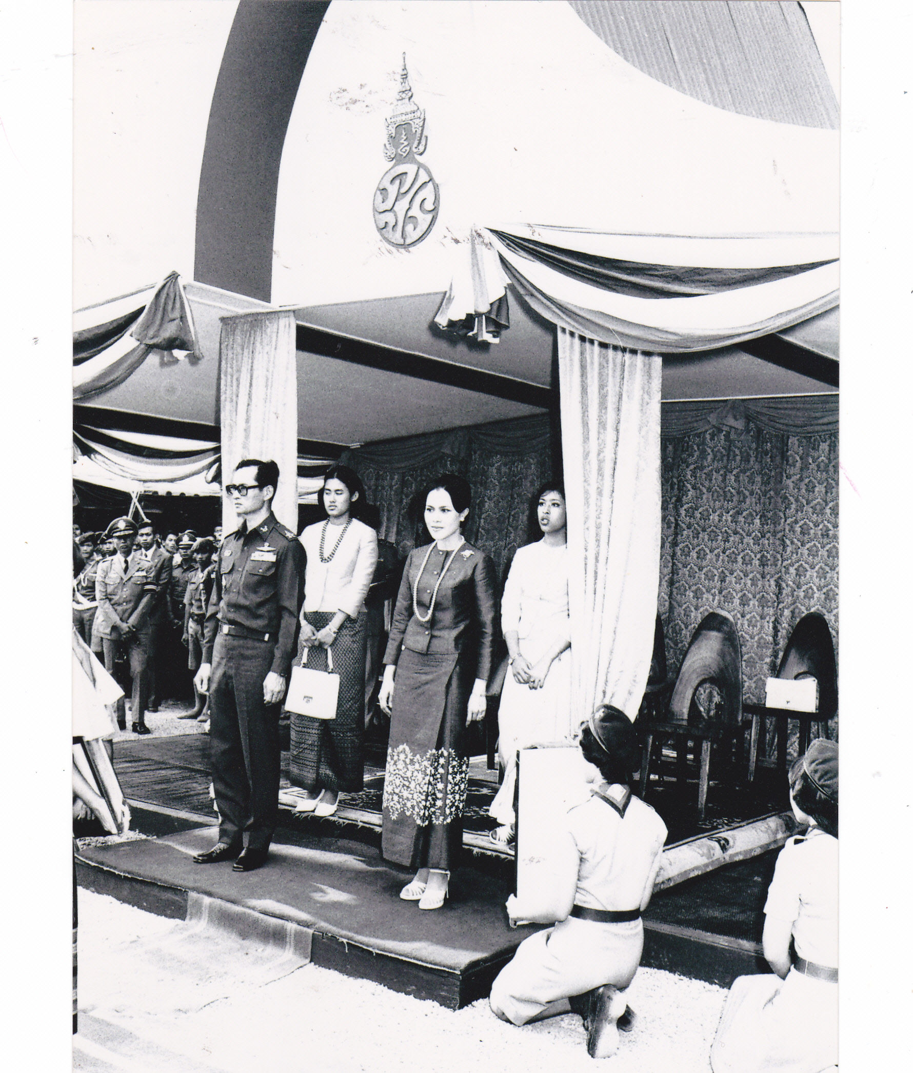 สมเด็จพระนางเจ้าสิริกิติ์ พระบรมราชินีนาถ พระบรมราชชนนีพันปีหลวง เสด็จพระราชดำเนิน ประกอบพิธียกช่อฟ้าอุโบสถวัดหนองเขื่อนช้าง  อำเภอเมือง  จังหวัดสระบุรี 