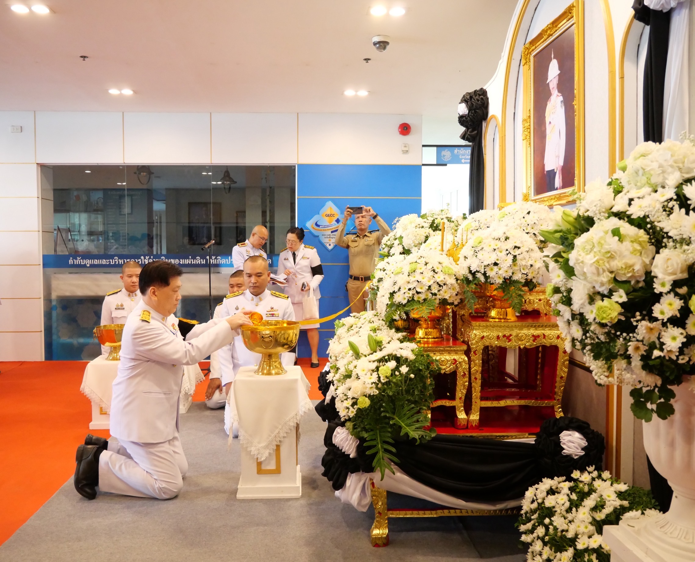 ผู้ว่าราชการจังหวัดสระบุรีนำพสกนิกรจังหวัดสระบุรีทุกหมู่เหล่า ถวายน้ำสรงพระศพและลงนามถวายความอาลัย เบื้องหน้าพระรูป สมเด็จพระเจ้าลูกเธอเจ้าฟ้าพัชรกิติยาภา นเรนทิราเทพยวดี กรมหลวงราชสาริณีสิริพัชร มหาวัชรราชธิดา