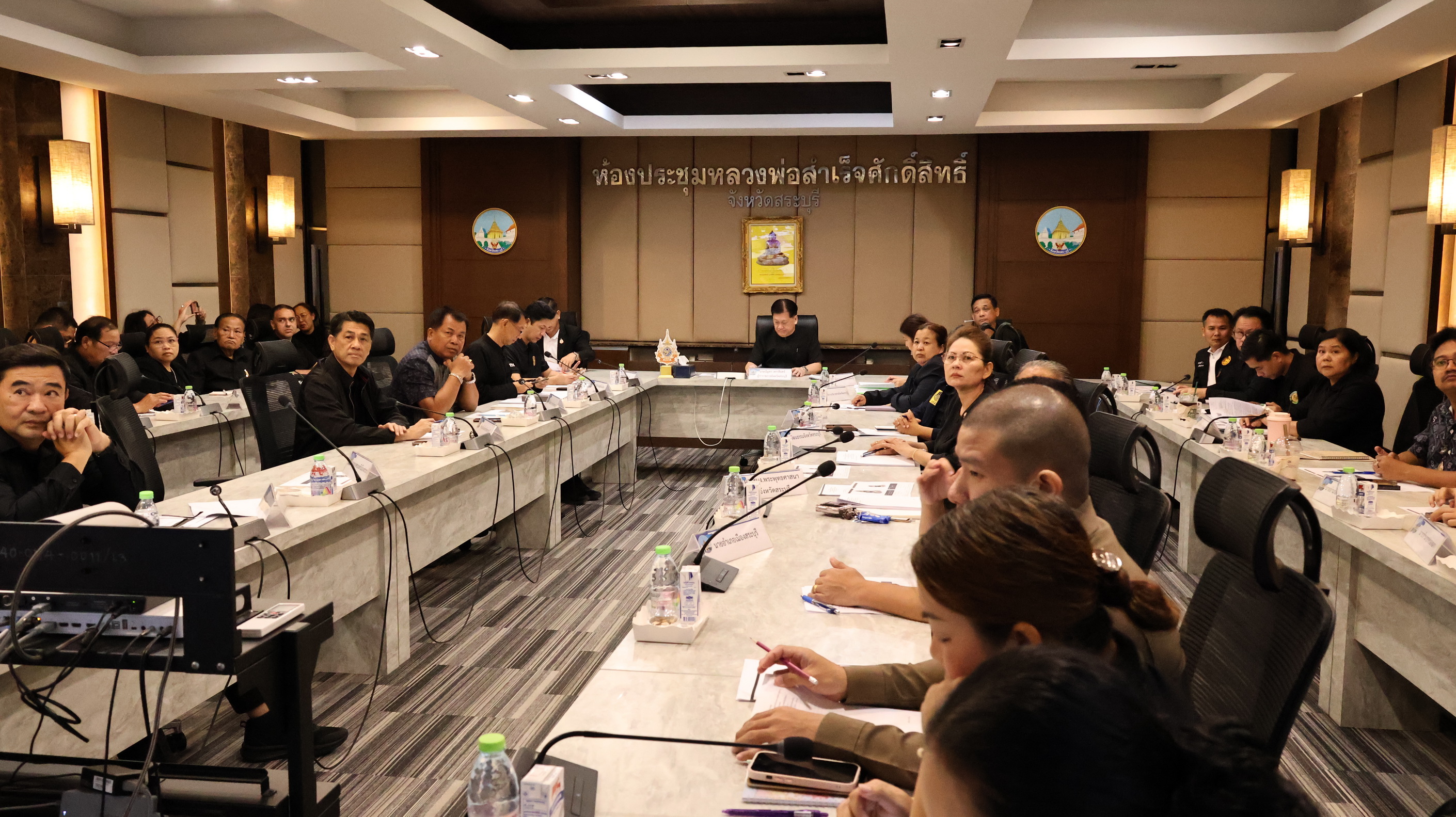 จังหวัดสระบุรี ร่วมการประชุมเพื่อรับฟังการประชุมซักซ้อมแนวทางปฏิบัติในการจัดพิธีถวายดอกไม้จันทร์สำหรับประชาชนในส่วนภูมิภาค งานพระราชพิธีถวายพระเพลิงพระบรมศพ สมเด็จพระนางเจ้าสิริกิติ์ พระบรมราชินีนาถ พระบรมราชชนนีพันปีหลวง 