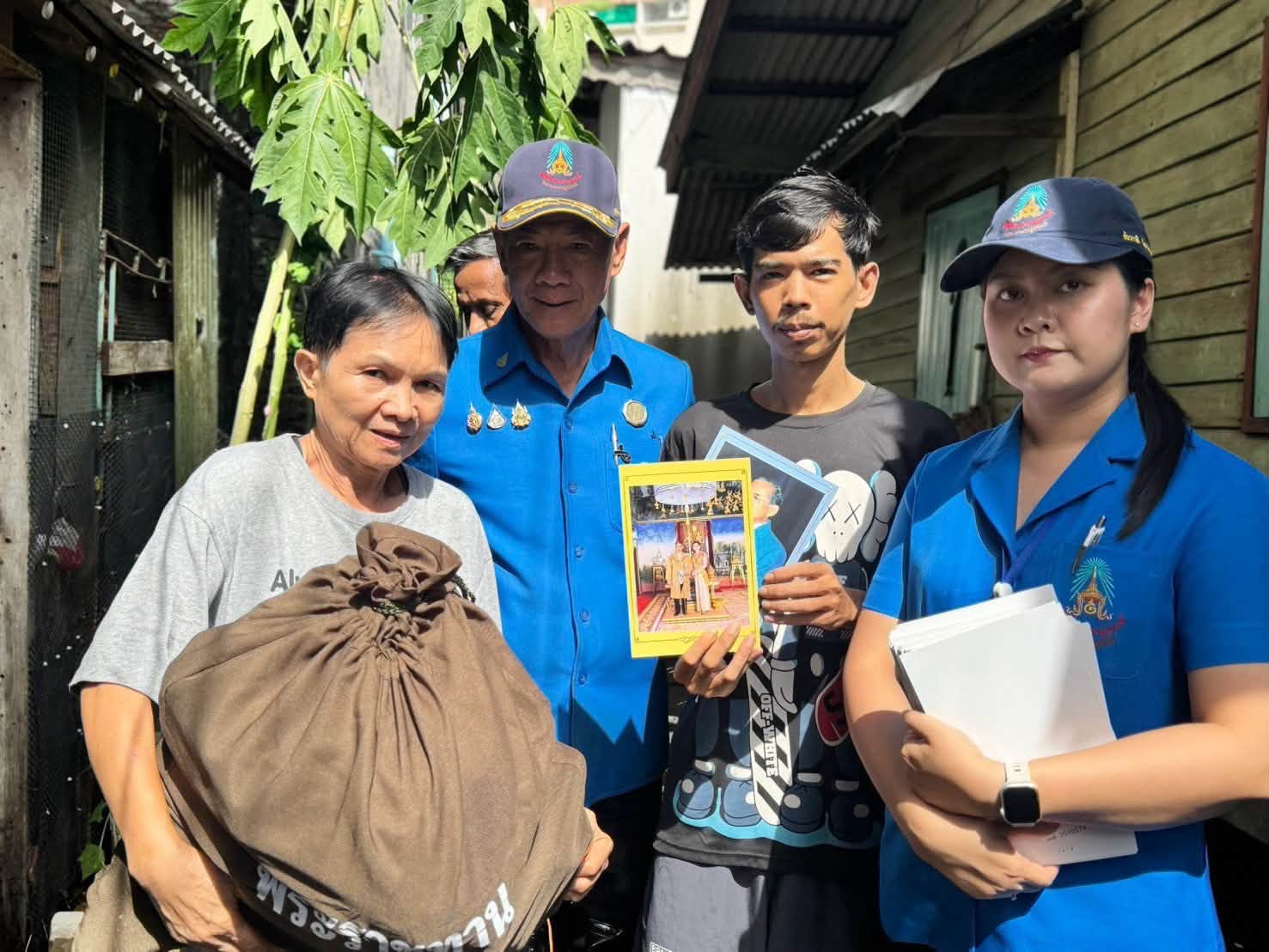 พระบาทสมเด็จพระเจ้าอยู่หัว และสมเด็จพระนางเจ้าฯ พระบรมราชินี ทรงพระกรุณาโปรดเกล้าโปรดกระหม่อมให้ มูลนิธิราชประชานุเคราะห์ ในพระบรมราชูปถัมภ์ เชิญสิ่งของพระราชทานไปมอบให้ราษฎรที่ประสบอุทกภัยในพื้นที่เขตต่างๆ ของกรุงเทพมหานคร ต่อเนื่องเป็นวันที่สี่
